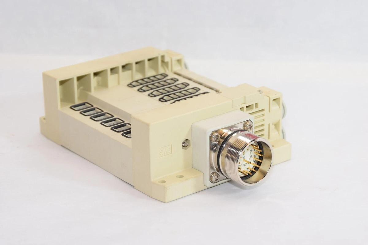 (NEW) SMC SS5X-3-W47CD-07B-C6 , SS5X3W47CD07BC6 7-Port Manifold Base