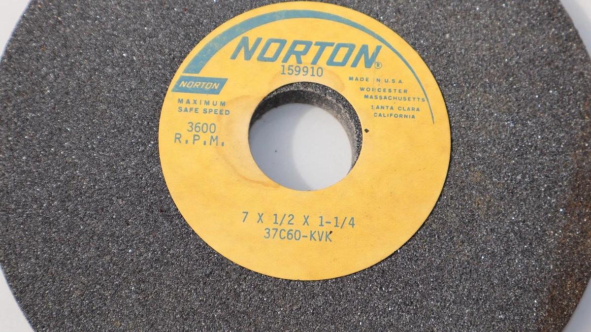 (NEW) NORTON 159910 , 37C60-KVK 7" OD x 1/2" Wide 1-1/4" ID Grinding Wheel