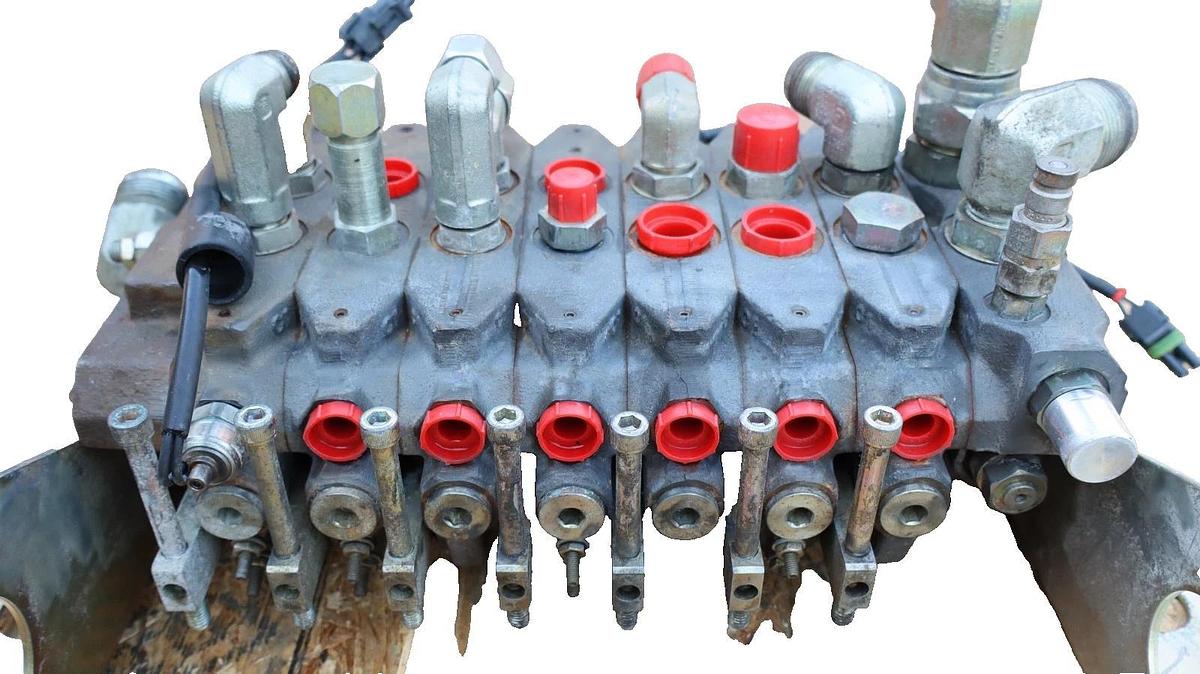 Used Altec 352-20070 , 35220070 , DB5195.800 Hydraulic Valve Block 7 Spool