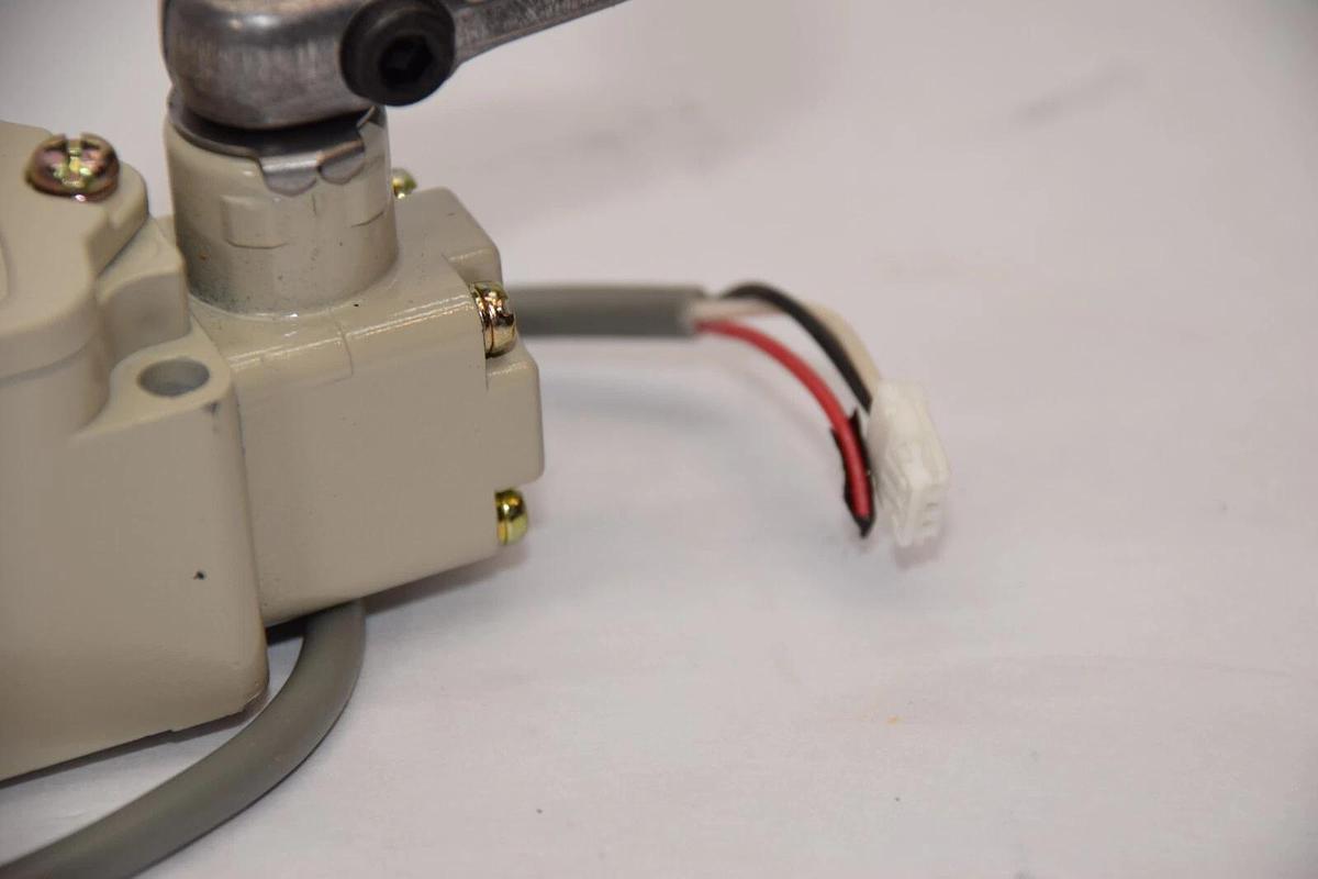 Used YAMATAKE CORPORATION 1LS19-J 480Vac 10Amp Roller Arm Limit Switch