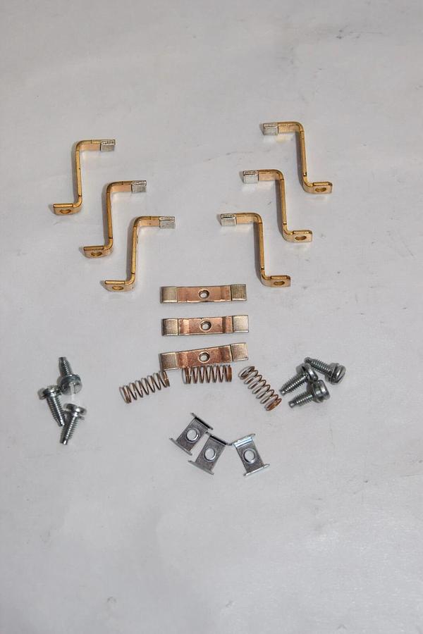 (NEW) CUTLER HAMMER 23-5527 , 23-5526 Contact Kit