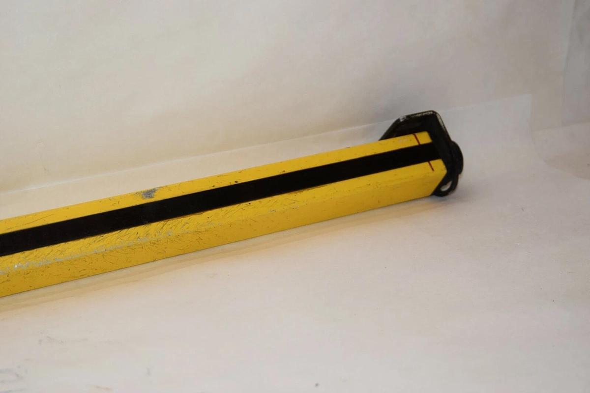 Used STI MS4324B-2 Range 30' MiniSafe 24" Receiver Light Curtain