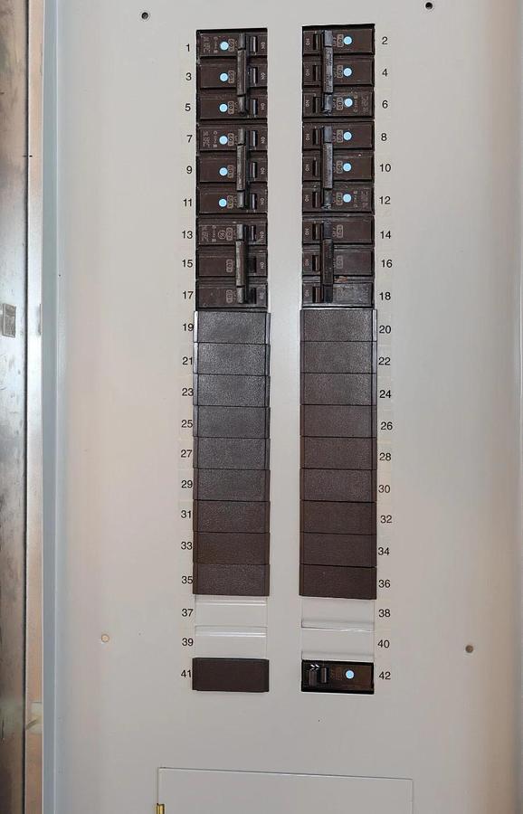 Used General Electric GE ASeries 400A Panelboard Panel AQF3424JBX 208y/120v 3ph 4w 42