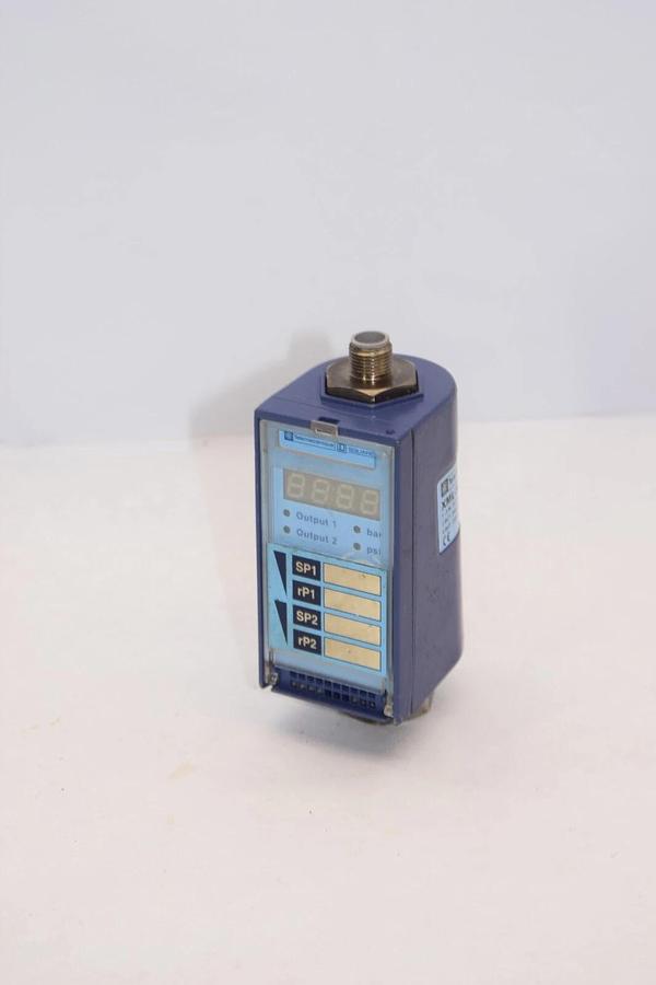 Used SQUARE D XML-F010D2036 24V 200mA 0-10 Bar Nautilus Pressure Sensor