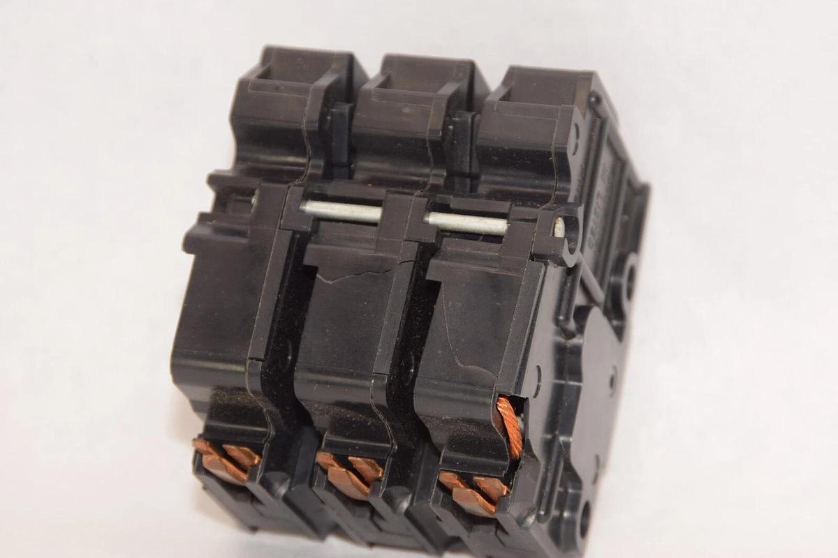 (NEW) FPE 3P30 30A Amp Stab-Lok Circuit Breaker *Cracked*