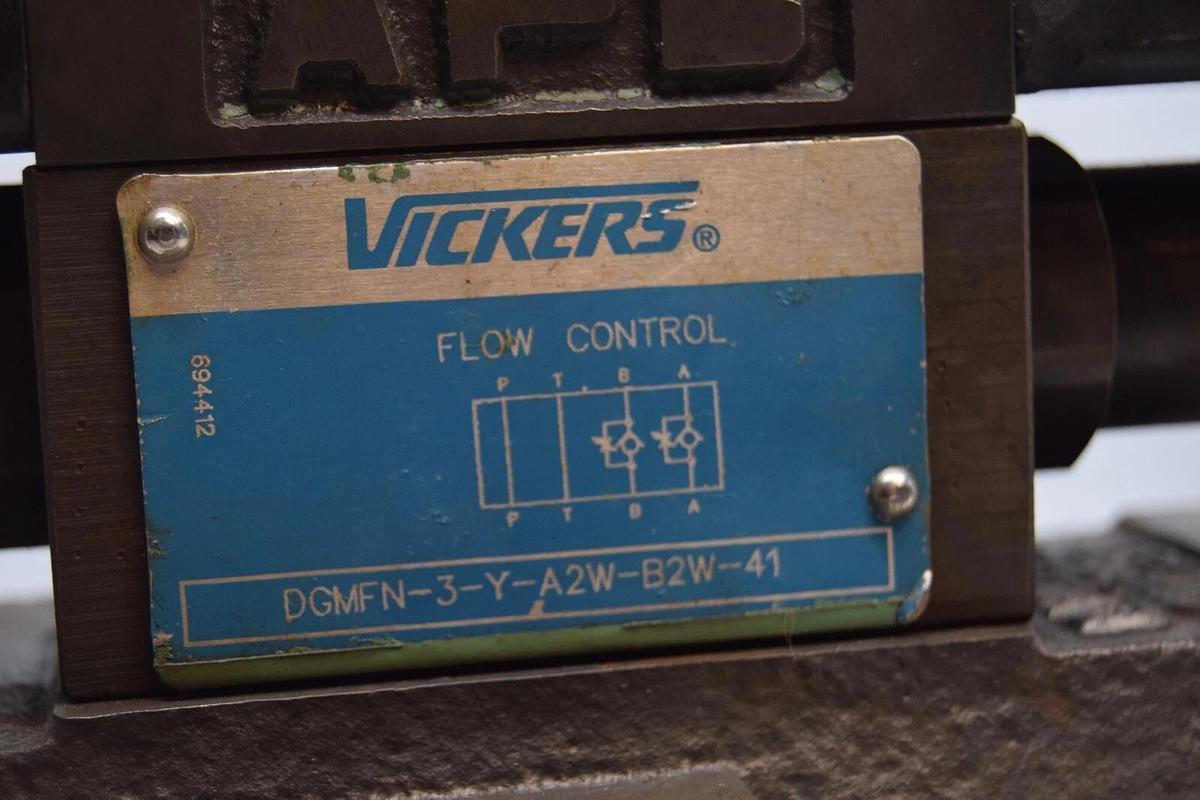 Vickers Directional Control Valve DG5S82C2TMFWB530 DGMFN-3-3Y-A2W-B2W-41 (NOS)
