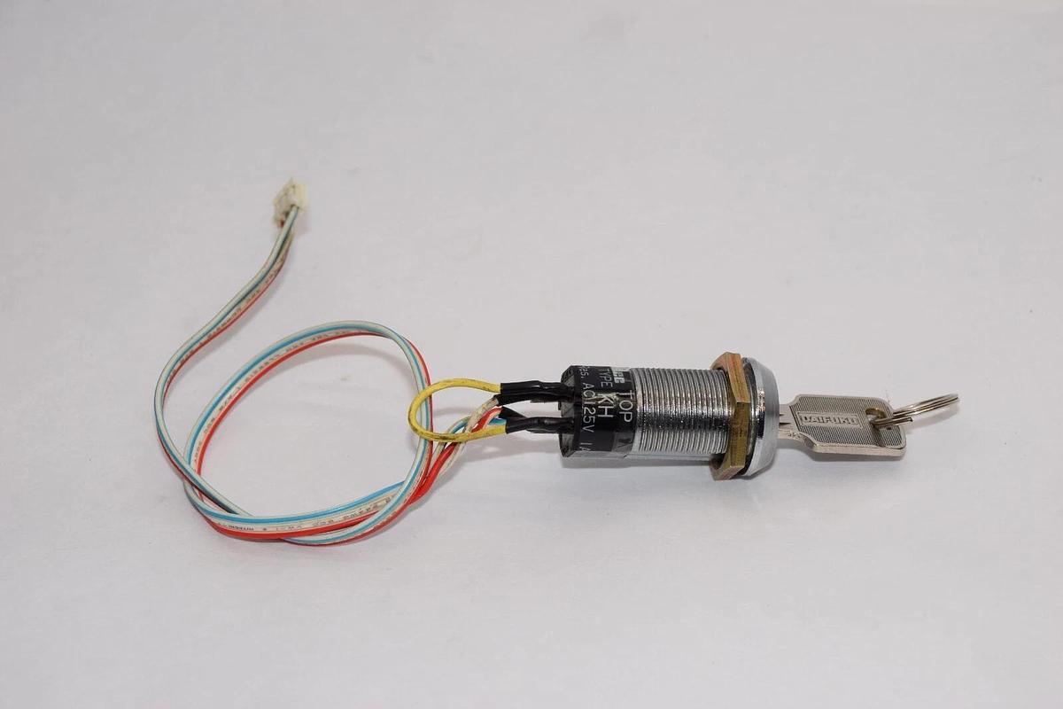 Used IDEC TYPE KH 125Vac 1A Key Switch