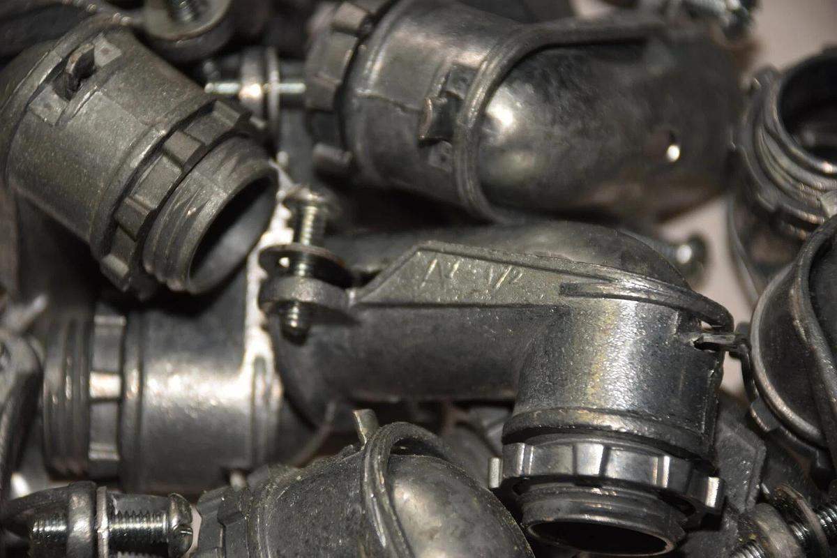 (LOT OF 45) APPLETON 1/2" 90 DEGREE ARMORED FLEXIBLE CABLE END NEW