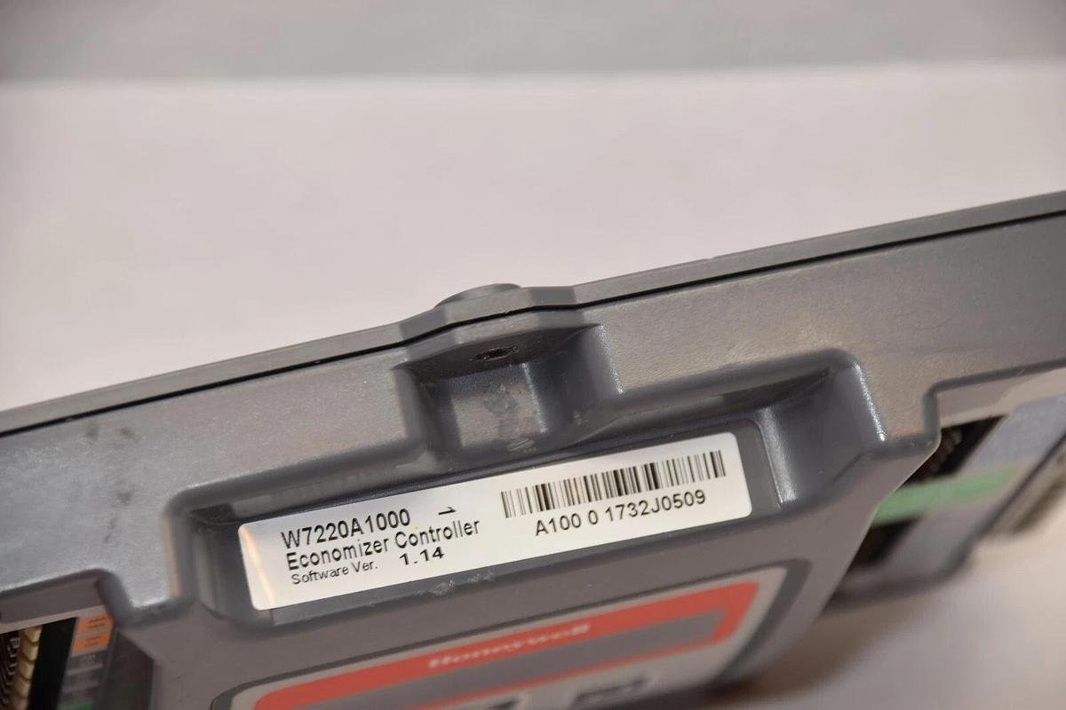 Used HONEYWELL W7220A1000 Software Ver 1.14 Economizer Controller
