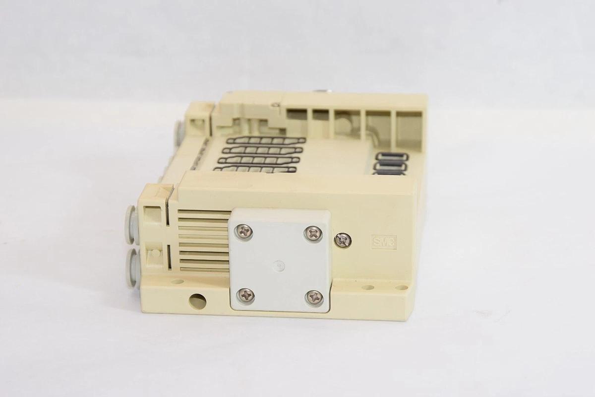 (NEW) SMC SS5X-3-W47CD-07B-C6 , SS5X3W47CD07BC6 7-Port Manifold Base