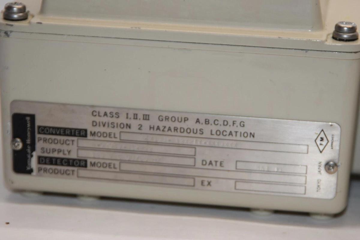 Used HONEYWELL KIX18B-E12X2TY-XXX0XXX R-9R940-41-222 120Vac 50/60Hz Converter