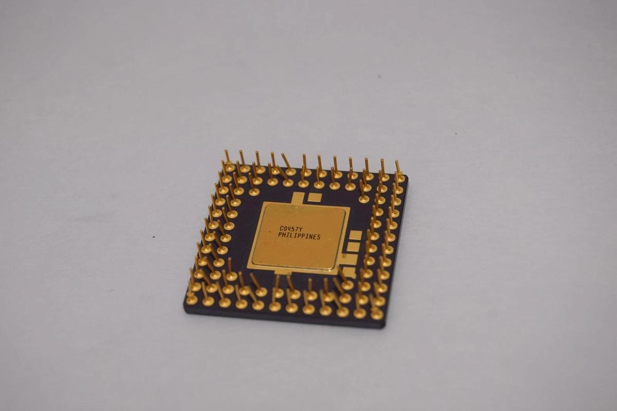 (NEW) BROOKTREE BT457KG135 RAMDAC 01 Integrated Circuit