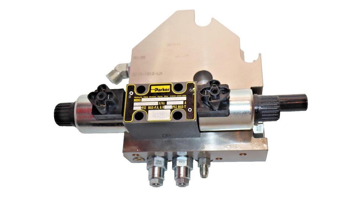 Parker Hyd Directional Control Valve D1FWE02FCNJW030 W/Daman Manifold D28350 NEW