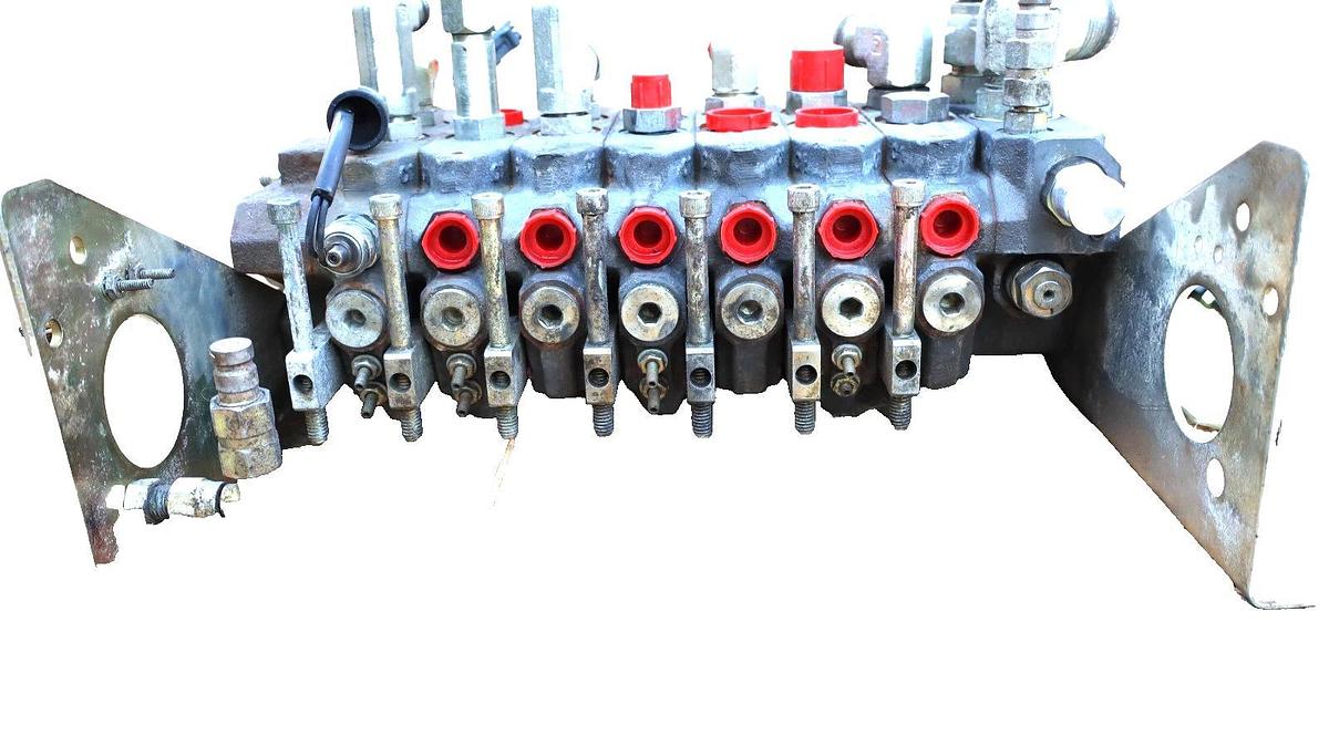 Used Altec 352-20070 , 35220070 , DB5195.800 Hydraulic Valve Block 7 Spool