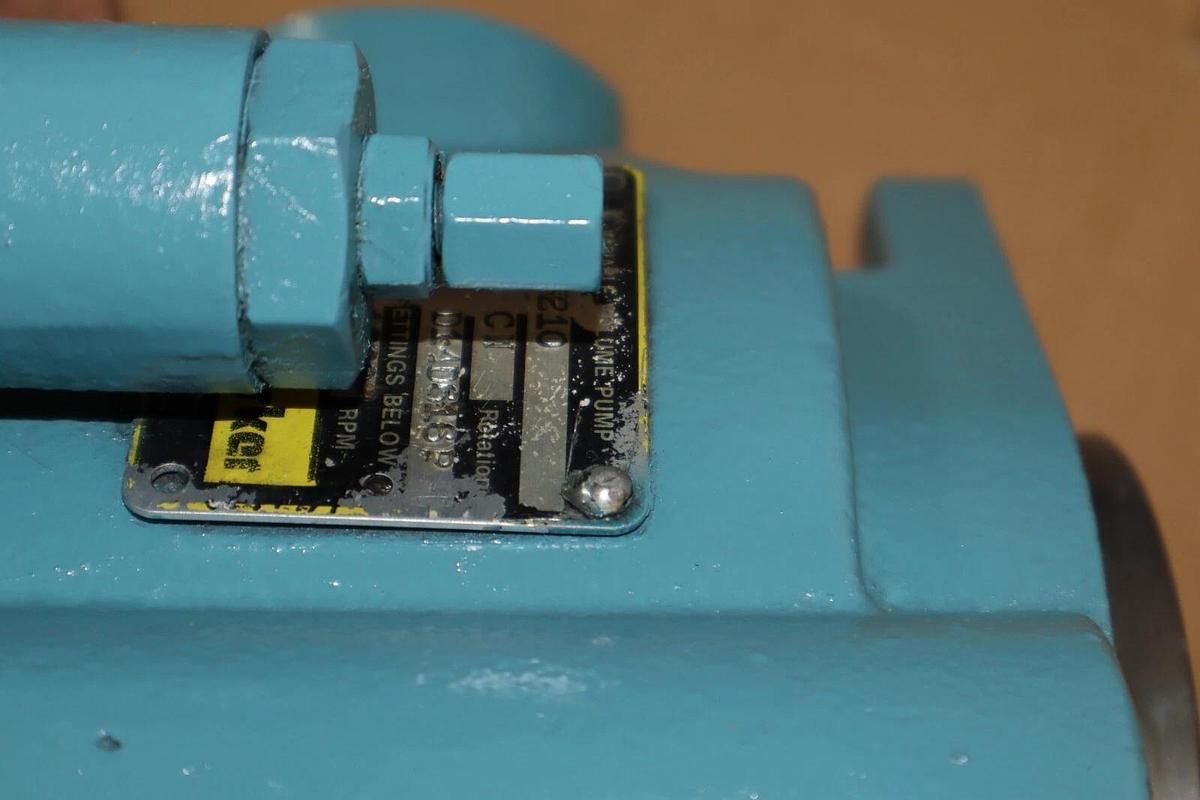 Parker Variable Volume Piston Pump PVP2310R210 1300psi max 23cm (NOS)