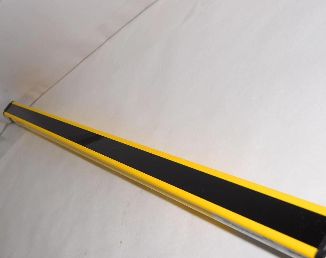 Used Allen Bradley Guardmaster AB Safety light curtain 440L-T4J0960YD Transmitter