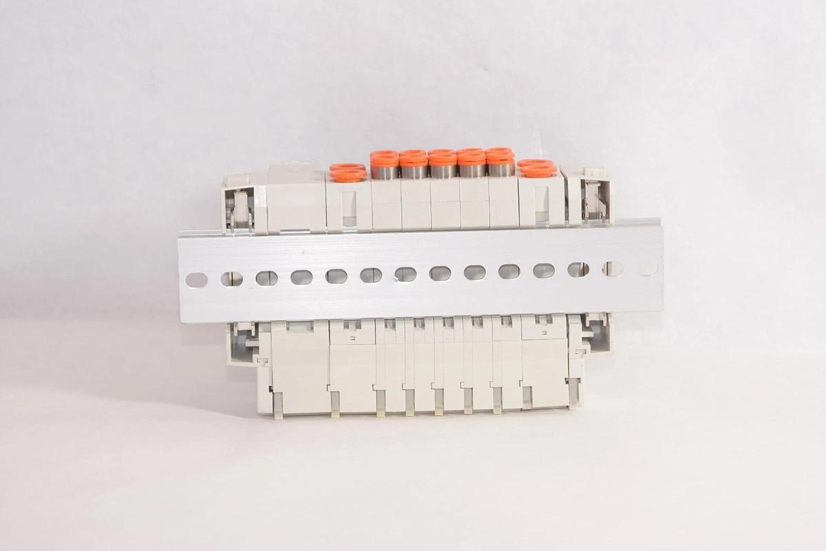 (NEW) SMC SY3-J1F02 , SY3140-5FU 24Vdc Valve Block