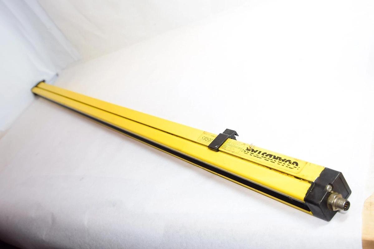 Used GUARDSTAR BS1230R B-Series Receiver Light Curtain *Small Crack*
