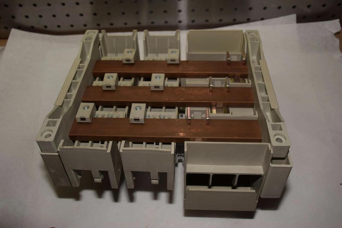 Used RITTAL RILINE BUSBAR SYSTEM 1662 35726 SV3041.000 WITH BREAKERS 50A 63A