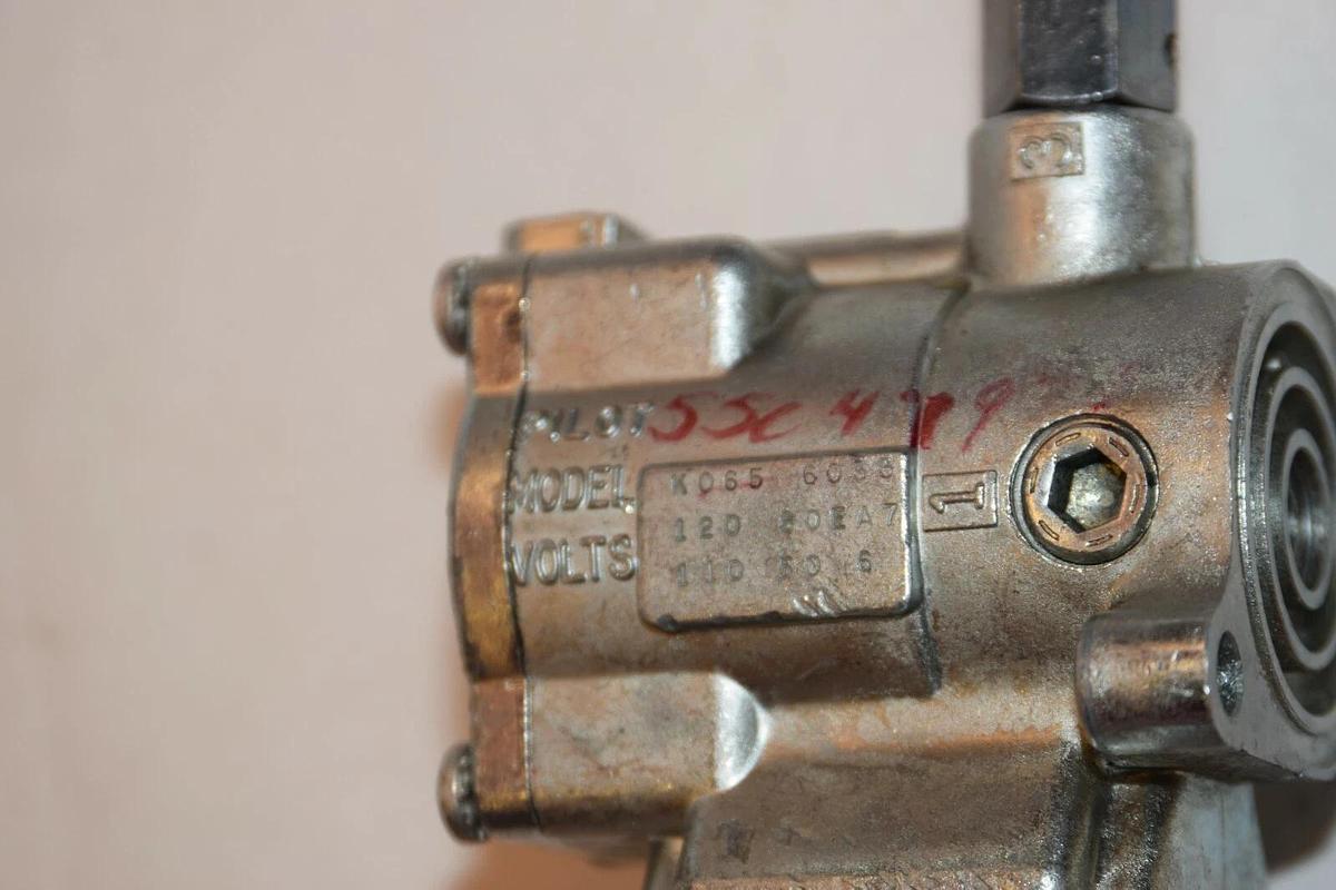 (NEW) PARKER SCHRADER BELLOWS K065-6033 Pilot Valve