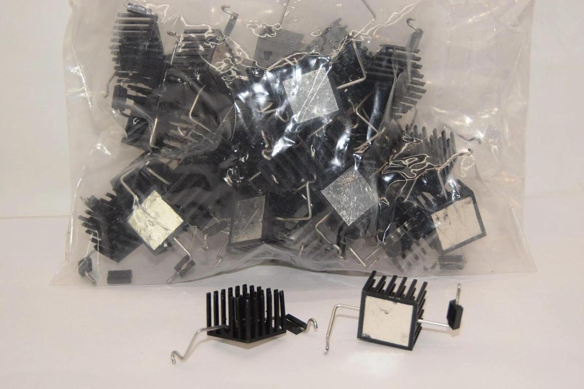 (NEW - Lot of 39) AAVID THERMALLOY 374124B60023G PCB Mount Heat Sink
