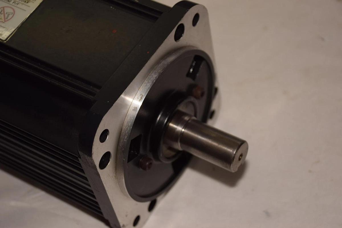 Used YASKAWA SERVO MOTOR  USAGED-13A22K 1.3kW 8.34Nm 11.7A Encoder: UTOPH-81AVF