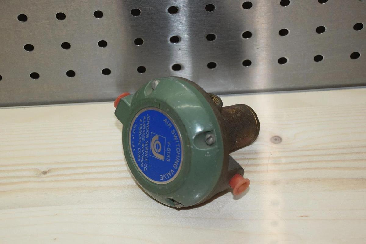 Johnson Service V-6133 Air Switching Valve  New