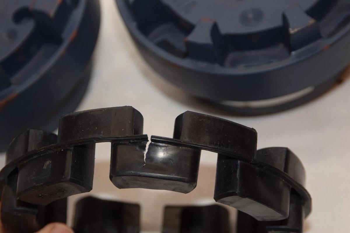 Used NEW VULKAN IR 39593322 GE168 PB85 392D 1G0168E50 2-1/8" 1-31/32" Flex Coupling