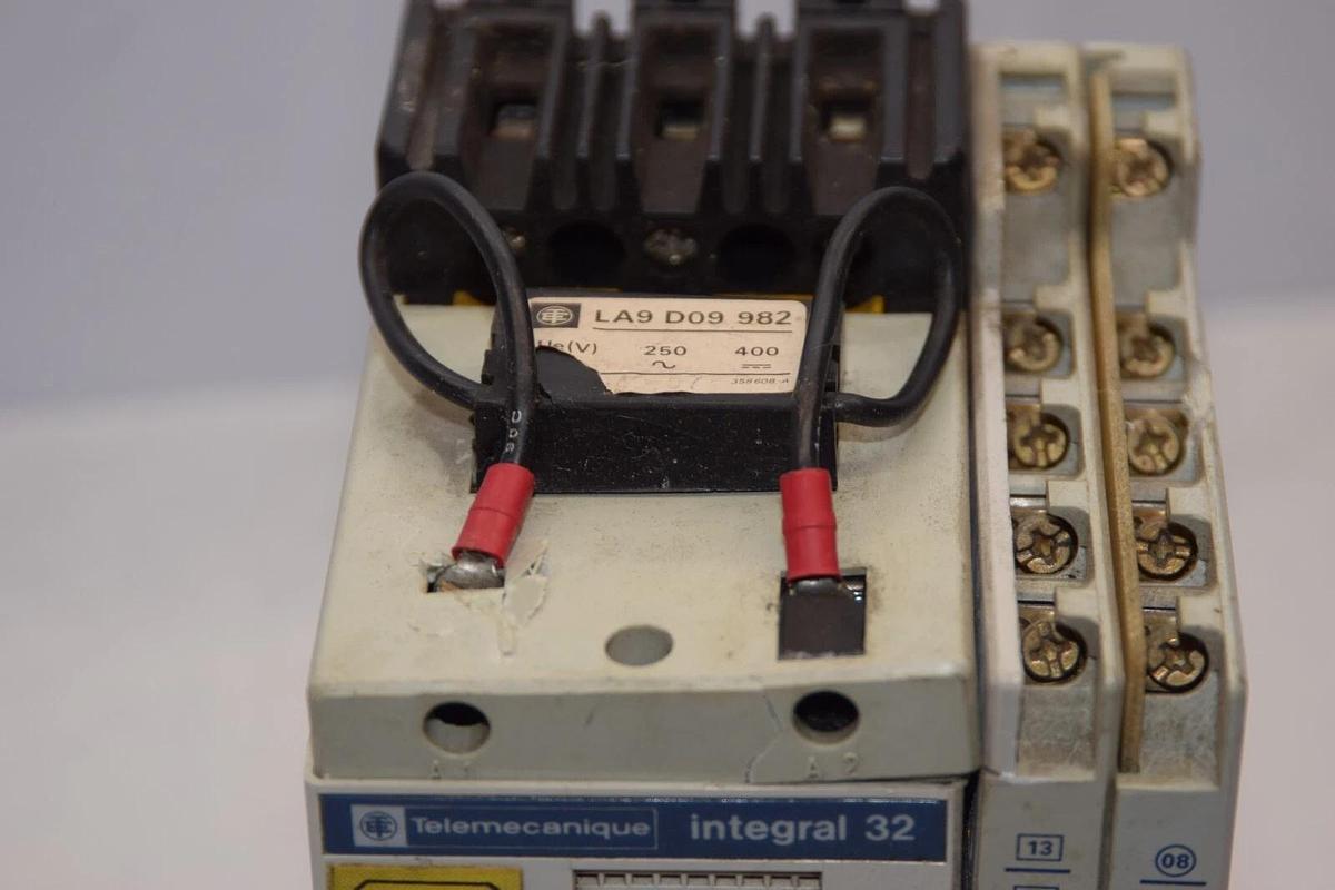 Used TELEMECANIQUE LD4-LC130 With LB1-LC03L13 Motor Starter LA1-LC010 Contact *Crack*