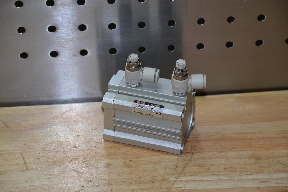 Used SMC CDQ2KB32-25D CDQ2KB3225D COMPACT CYLINDER