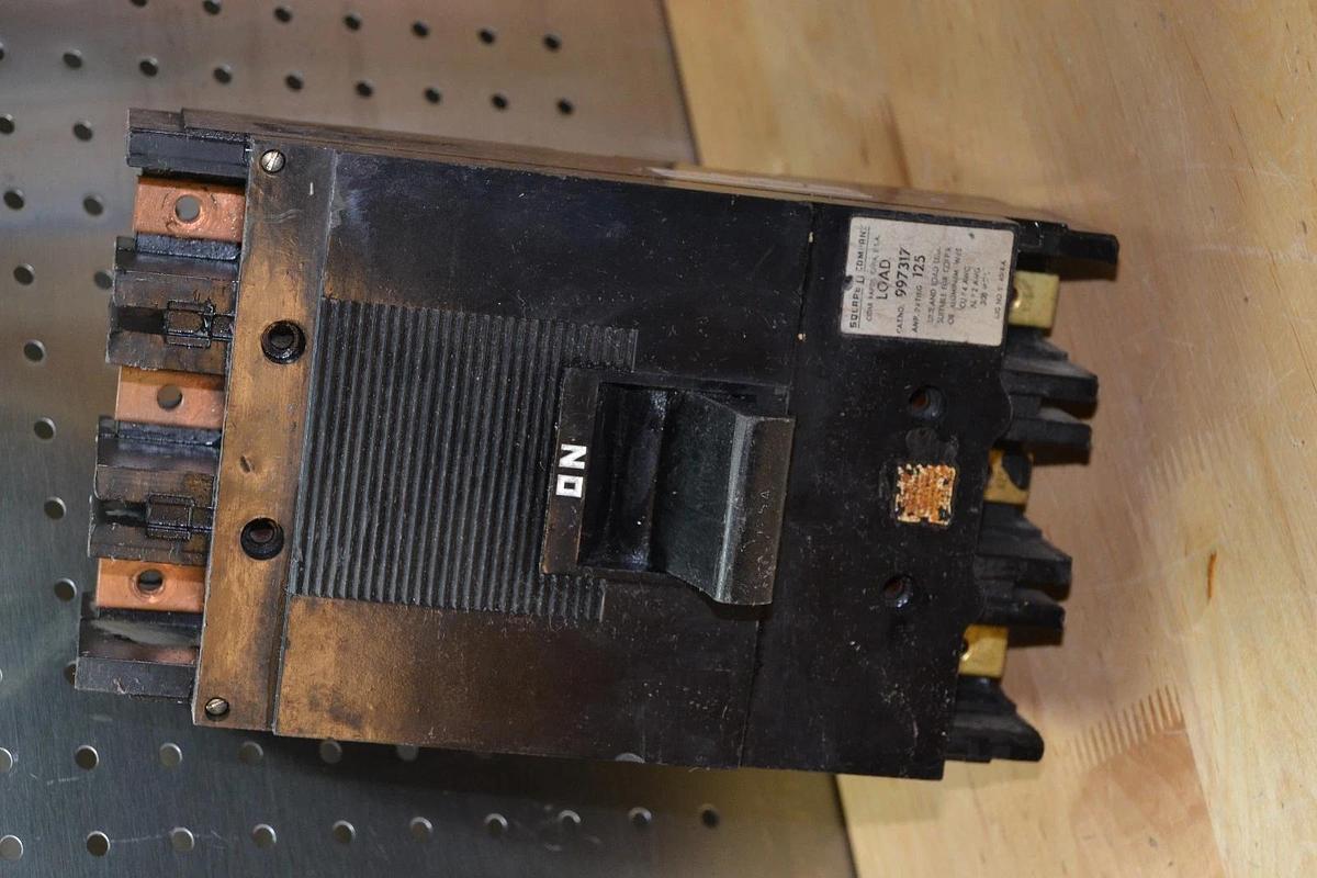 Used SQUARE D 125 AMP 3 POLE CIRCUIT BREAKER CAT No. 997317