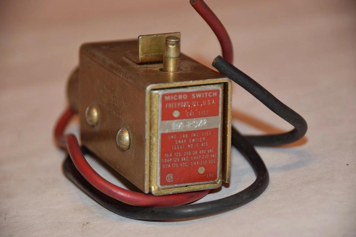 Used MICRO SWITCH RK-RSX2 15A, 125,250 OR 480VAC SNAP LIMIT SWITCH