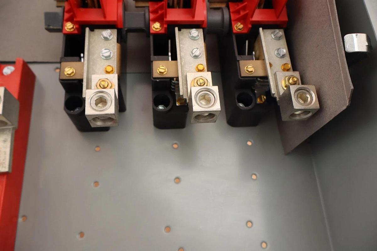 Used Eaton 200A Heavy Duty Safety Switch Disconnect D324N 3-Pole 4-Wire 200Amp