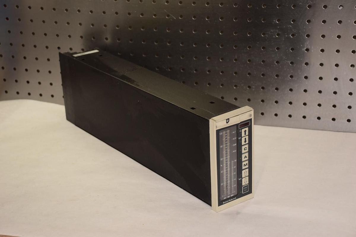 Used BRISTOL BABCOCK INC. SLC-3740 374044A110 1-5V 24V 8.4VA CONTROLLER