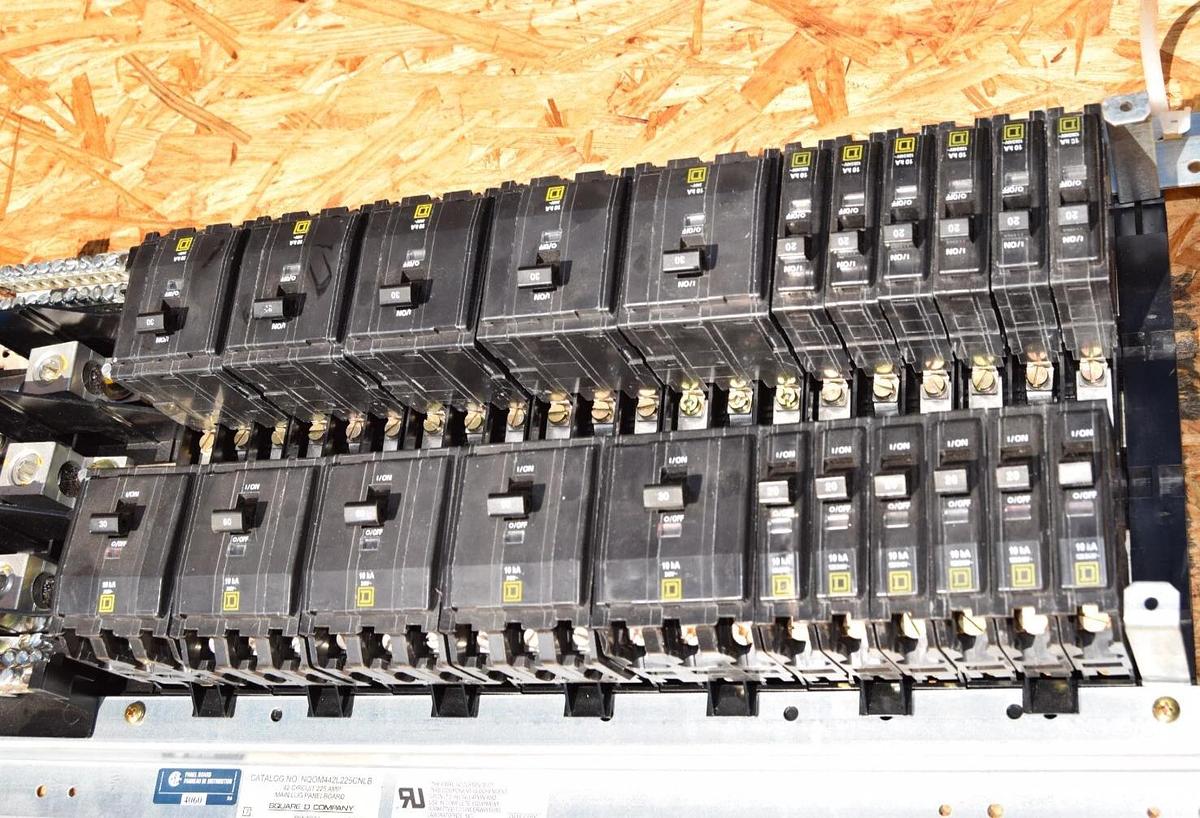 Used Square D 42 Circ Main Lug Panelboard Interior NQOM442L225CNLB 225A 150A main 3ph