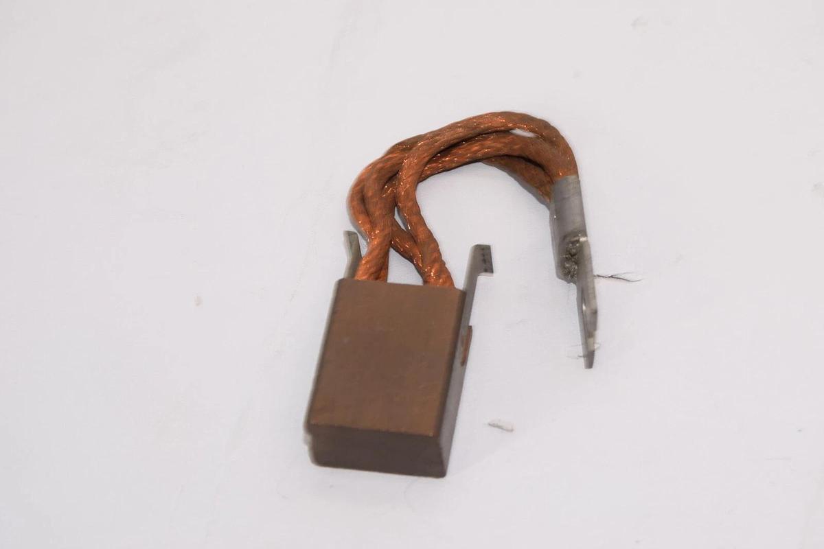 (NEW) M195 1-1/4" x 25/32" Carbon Brush