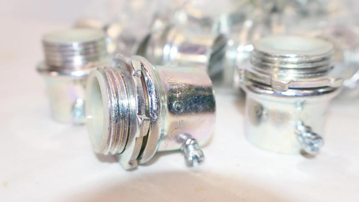 (NEW - Lot of 18) 1" Set Screw Connector Conduit Fitting