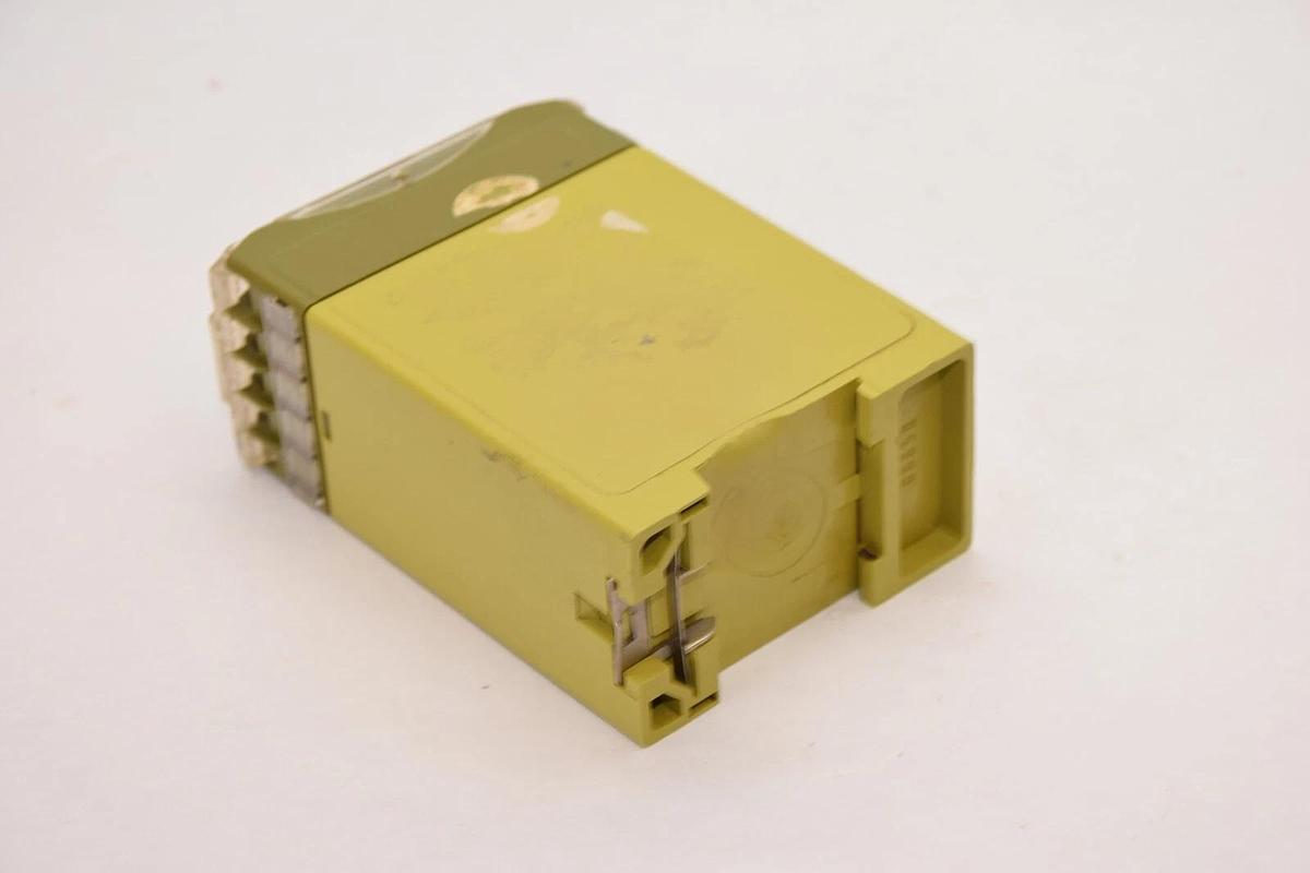 Used PILZ PA-1SK/D/220V/2UZ 250V 5A 40-60Hz Safety Relay Counter