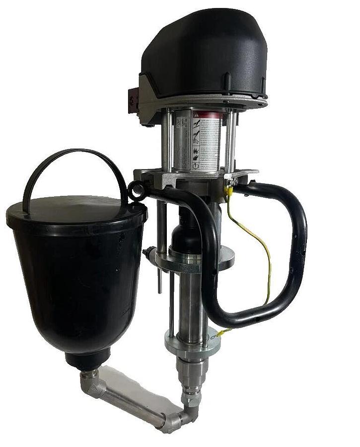 Used Wagner Wildcat 10-70 LP Low Pressure Piston Pump 10-70LP 10:1 4.0MPa w/ Hopper