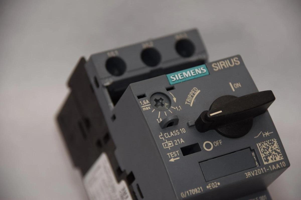 Used SIEMENS 3RV2011-1AA10 3RV20111AA10 1.1-1.6A Circuit Breaker *Missing Cover*