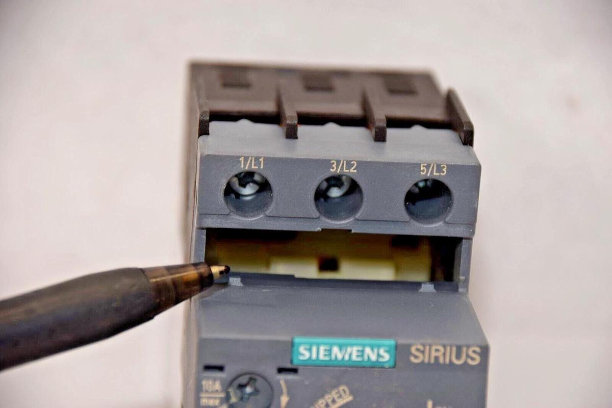 Used SIEMENS 3RV2021-1JA10 , 3RV20211AJ10 7-10A Circuit Breaker *missing cover* 4011209902909