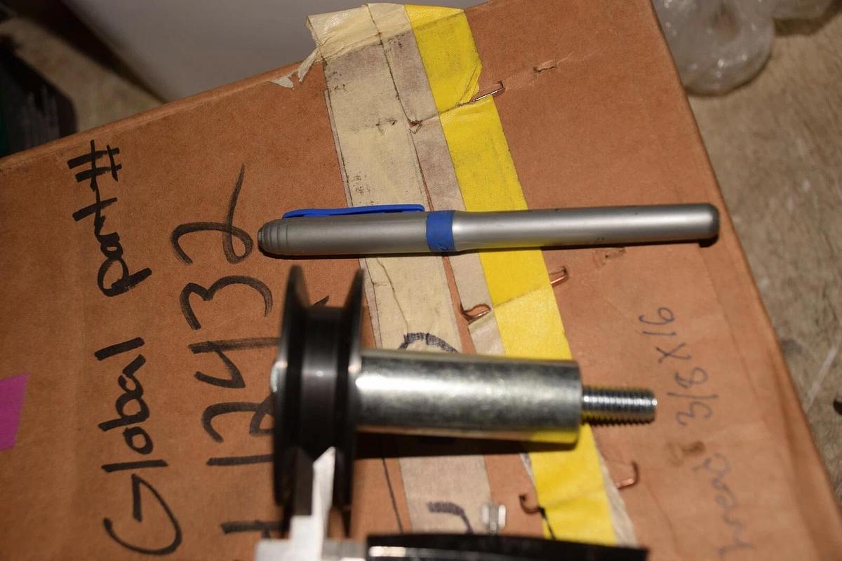 GLOBAL 024.12432 02412432 11/32" 3/8x16 THREAD SPINDLE NEW