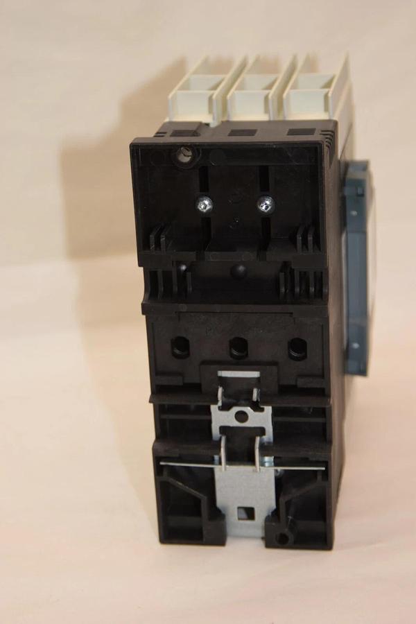 Used SIEMENS 3RV1742-5LD10 60A 600V 3P Sirius Breaker W/ 3RV2901-1A Aux. Contact