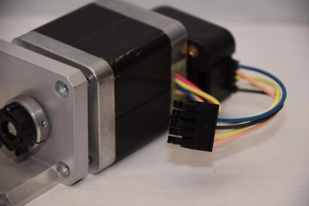 Used MINEBEA 10943497 , A17PMK445CN01LN , E5-200-236-E-S-D-3-B Stepping Motor