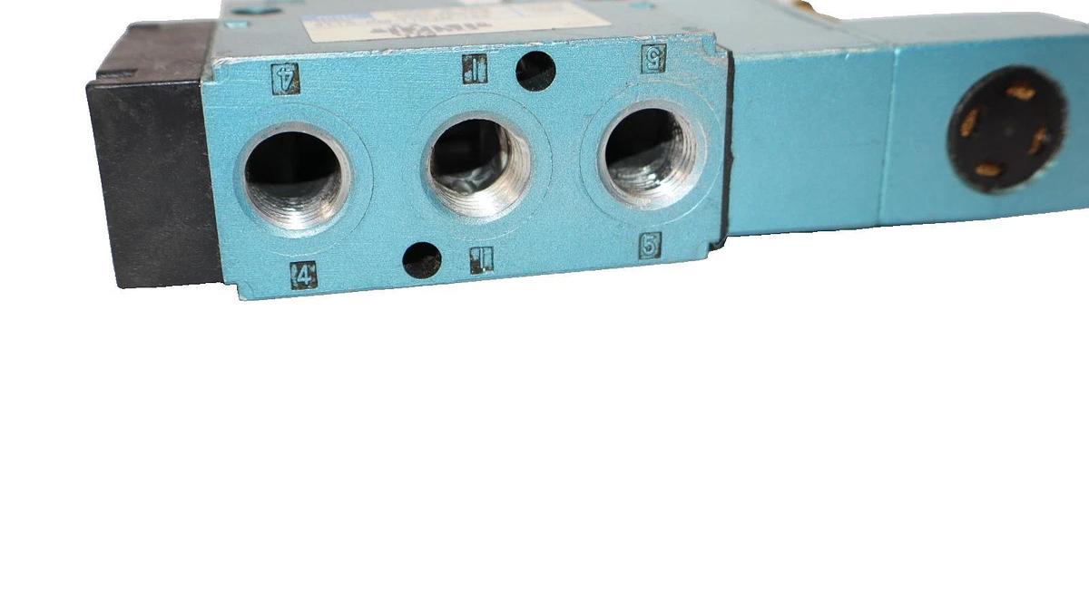Used Mac Solenoid Valve 811C-PM-110JM-152 150psi 811CPM110JM152