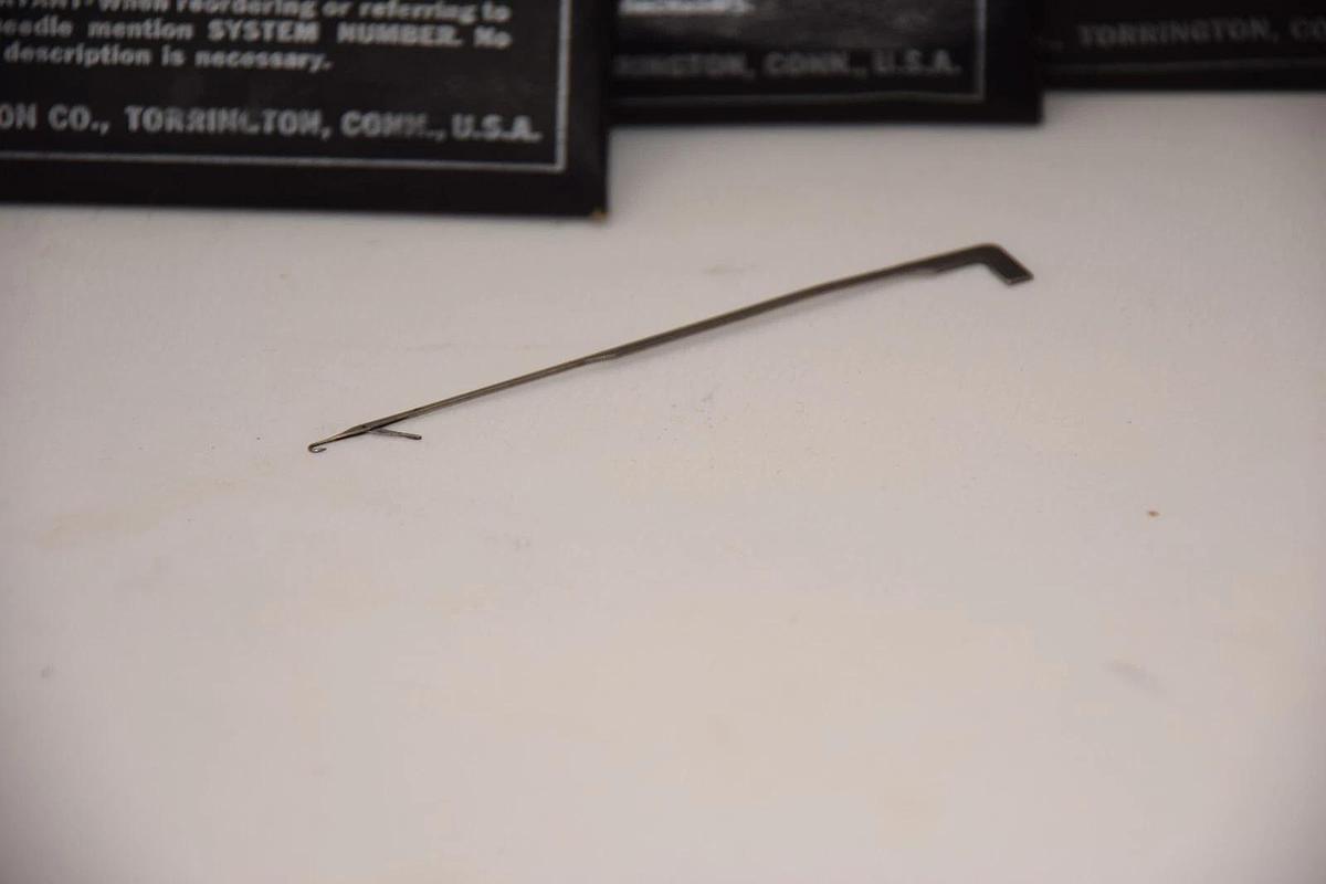 (NEW - Approx. 150) TORRINGTON 2600 SR , 2600SR Latch Needle