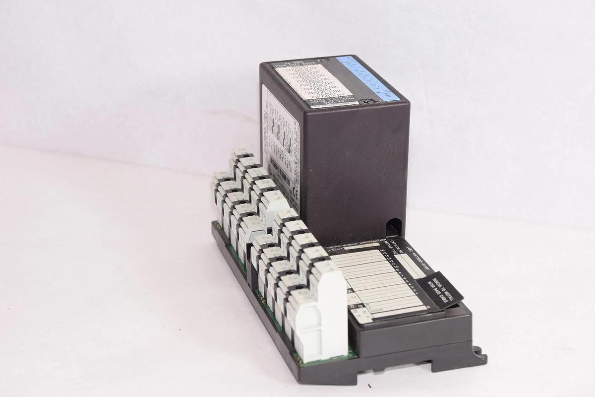 Used GE FANUC IC670CHS002E 24Vdc  I/O Base 2 Tier Box Terminal IC670MDL730J