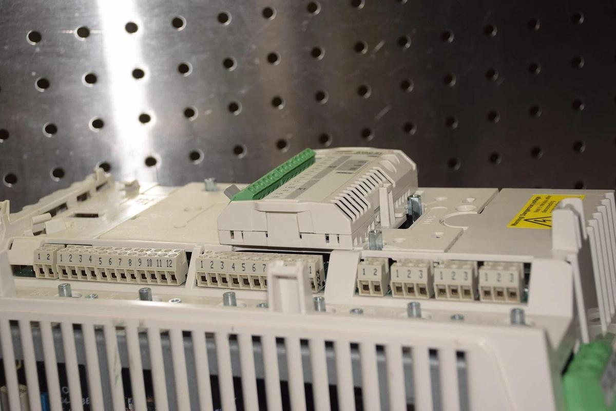 Used ABB  VFD Motor Drive ACS800-U1-0002-2 P901 1.5 HP 208- 240 VAC