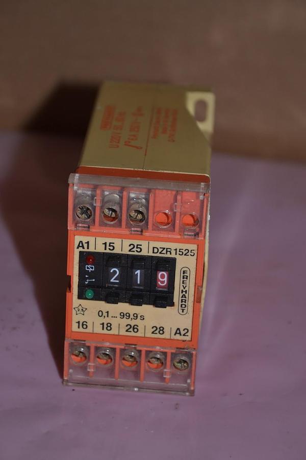 Used FREYHARDT RELAY TIMER DZR1525 DZR 1525  220 V 50/60 HZ 6 A
