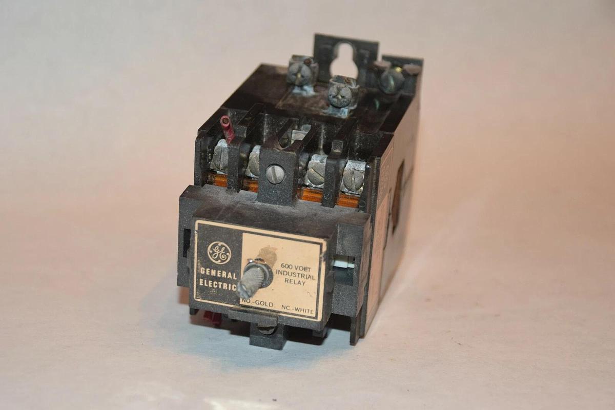 Used GENERAL ELECTRIC CR120B P040 SERIES A 600V INDUSTRIAL RELAY